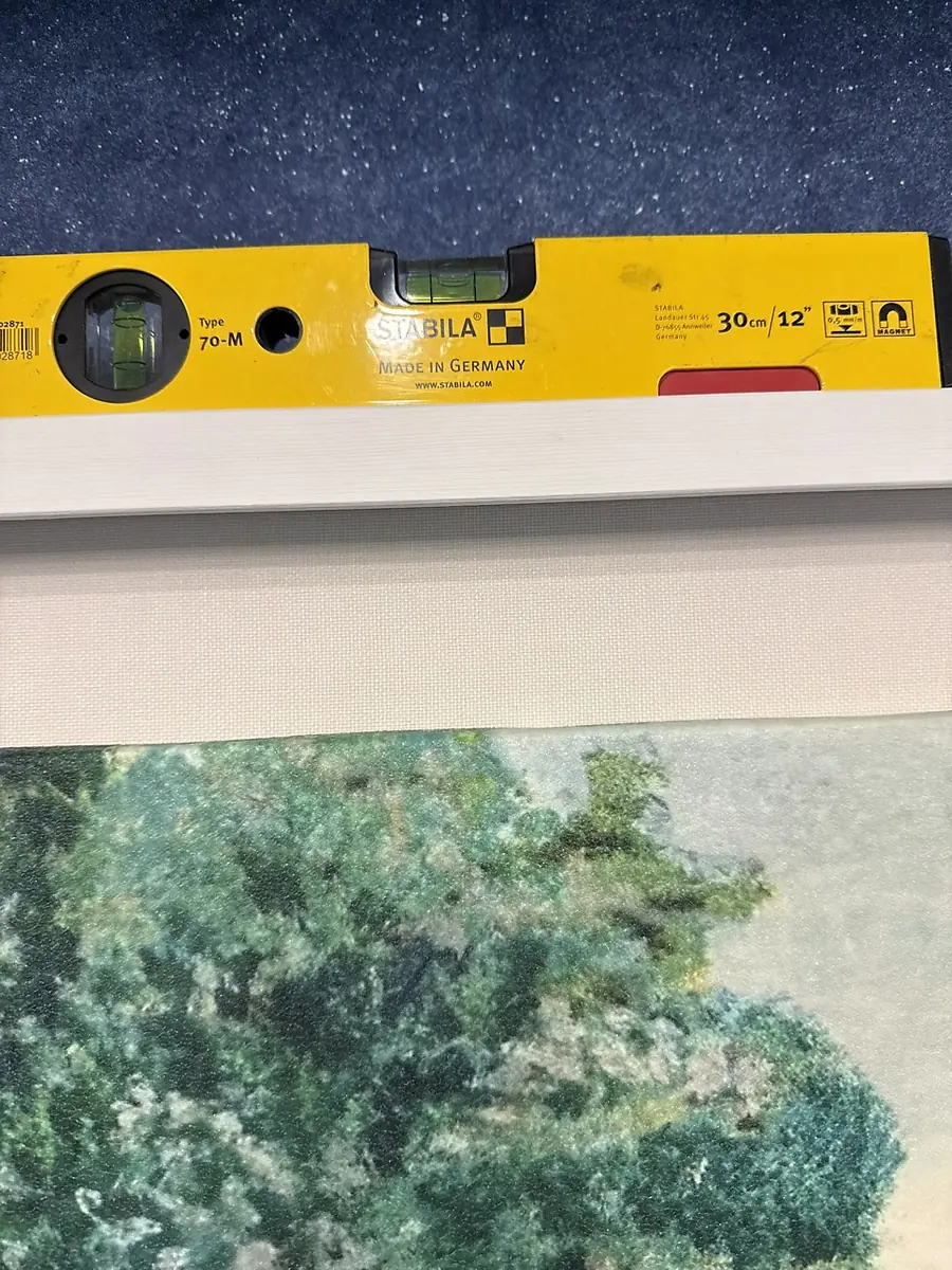 포천 신경외과 대형 그림 설치, 와이어 고정과 수평 조절 현장 사진 9