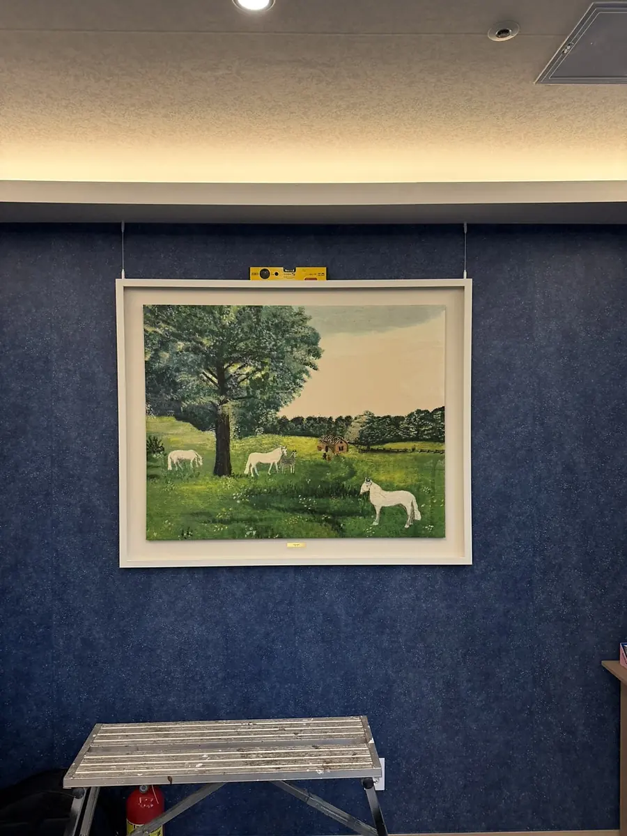 포천 신경외과 대형 그림 설치, 와이어 고정과 수평 조절 현장 사진 10