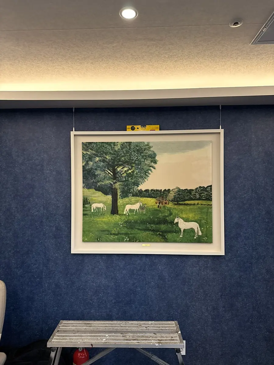 포천 신경외과 대형 그림 설치, 와이어 고정과 수평 조절 현장 사진 11