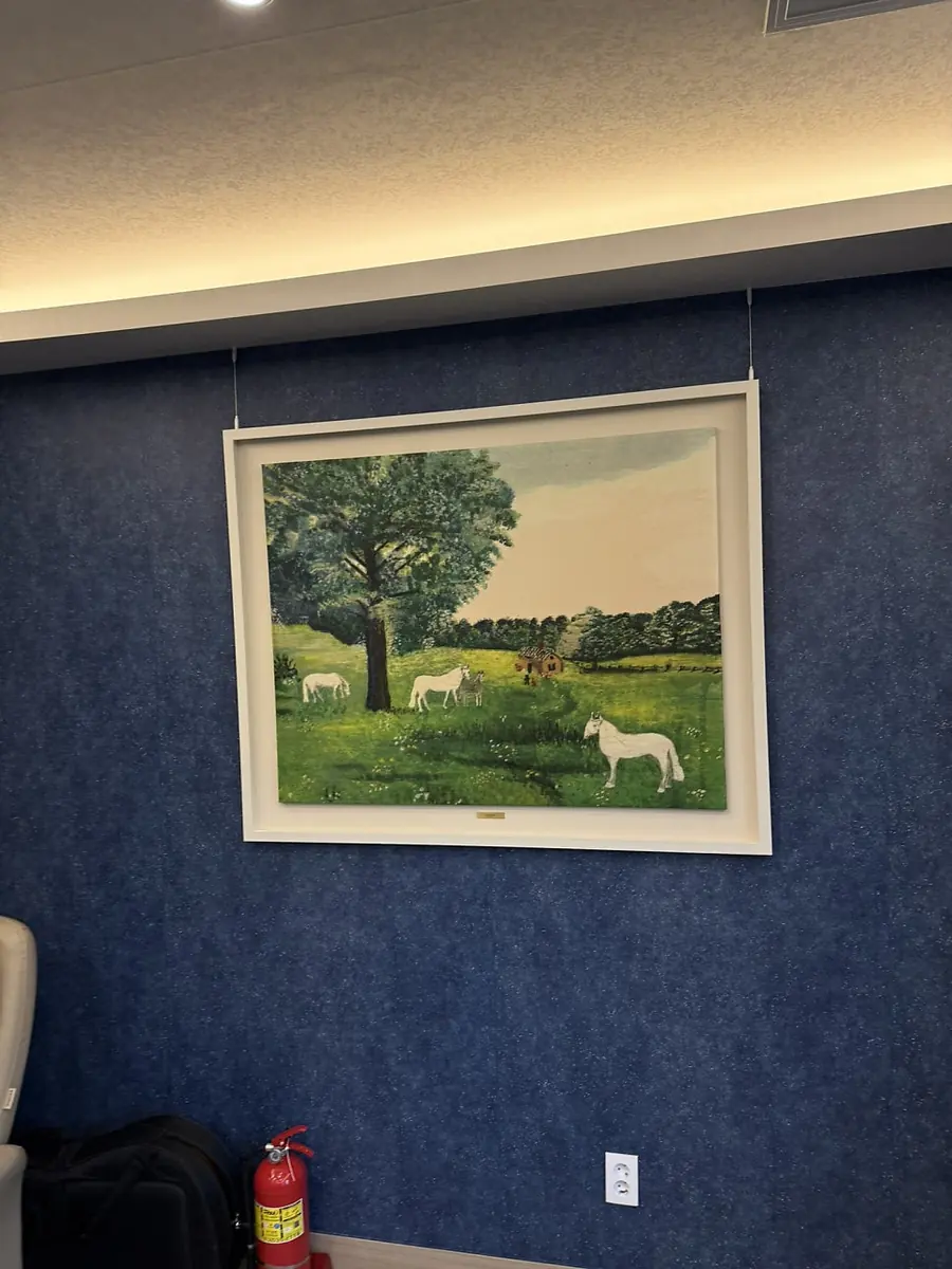 포천 신경외과 대형 그림 설치, 와이어 고정과 수평 조절 현장 사진 12