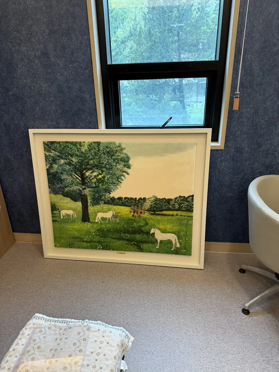 포천 신경외과 대형 그림 설치, 와이어 고정과 수평 조절 현장