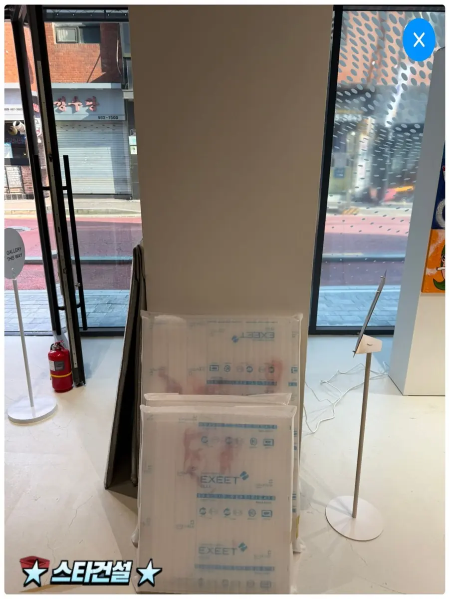 성수동 전시 공간 미술작품 아크릴 표구 제작과 안전 전달 현장 사진 2
